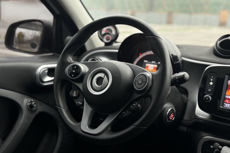 Used smart forfour 2016 0.9T 66 kW Pioneer Edition Interior 4