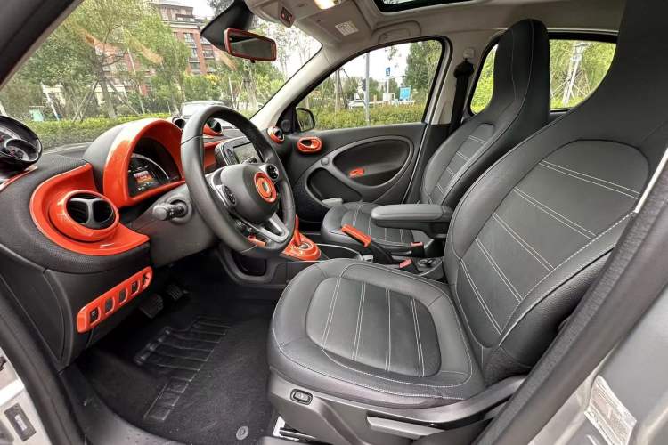 Used smart forfour 2016 0.9T 66 kW Pioneer Edition Interior 5