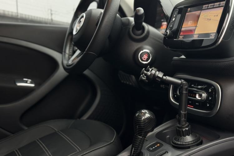 Used smart forfour 2016 0.9T 66 kW Pioneer Edition Interior 5
