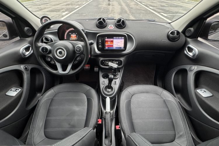 Used smart forfour 2016 0.9T 66 kW Pioneer Edition Interior 8
