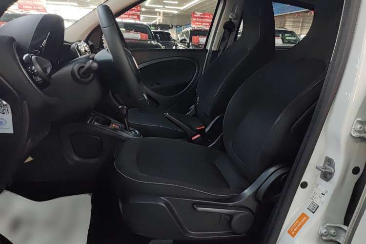 Used smart forfour 2016 1.0L 52 kW Passion Edition Left Front Seat