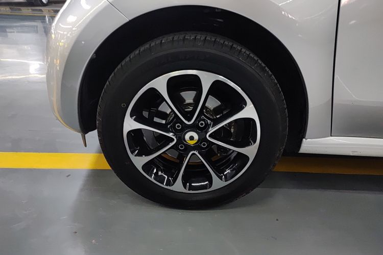 Used smart forfour 2016 1.0L 52 kW Passion Edition Left Front Wheel Hub