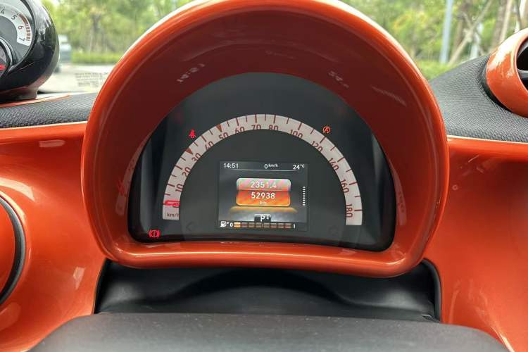 Used smart forfour 2016 0.9T 66 kW Pioneer Edition Odometer Close Up