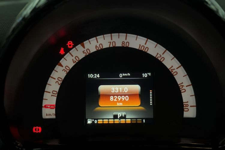 Used smart forfour 2016 0.9T 66 kW Pioneer Edition Odometer Close Up
