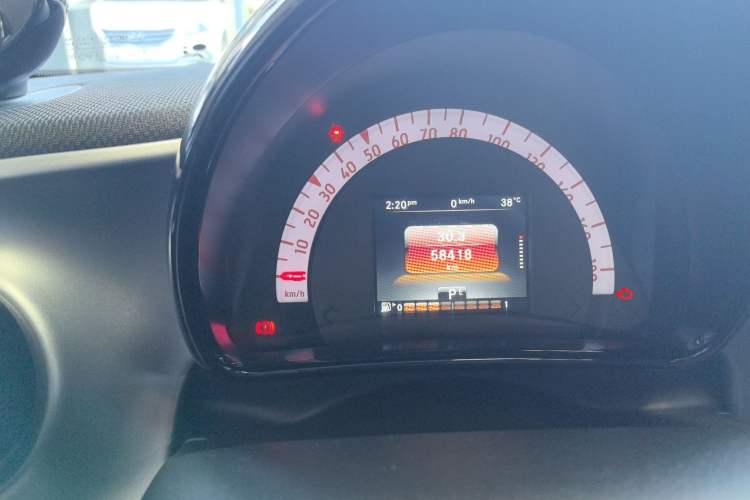 Used smart forfour 2016 0.9T 66 kW Pioneer Edition Odometer Close Up