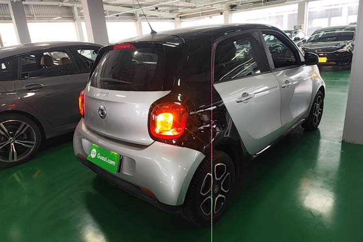 Used smart forfour 2016 0.9T 66 kW Pioneer Edition Rear Right 45 Deg