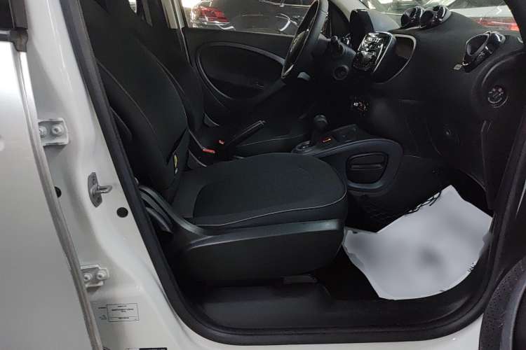 Used smart forfour 2016 1.0L 52 kW Passion Edition Right Front Seat
