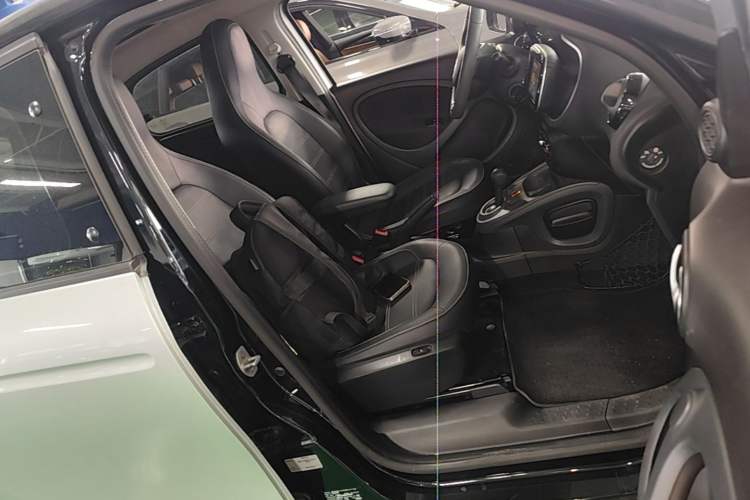 Used smart forfour 2016 0.9T 66 kW Pioneer Edition Right Front Seat