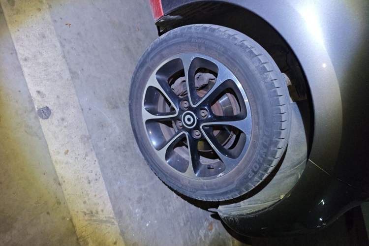 Used smart forfour 2016 1.0L 52 kW Passion Edition Right Front Wheel Hub