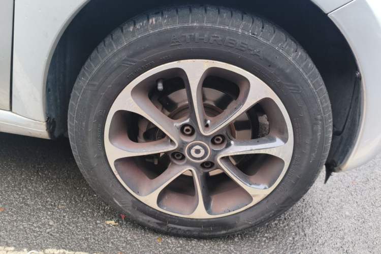 Used smart forfour 2016 1.0L 52 kW Passion Edition Right Front Wheel Hub