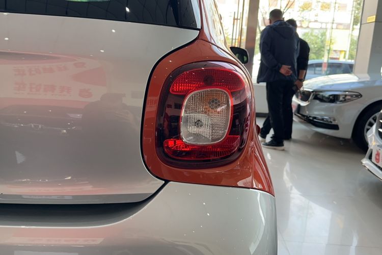 Used smart forfour 2016 1.0L 52 kW Passion Edition Right Rear Taillight