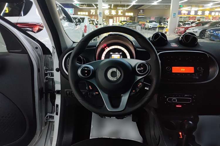Used smart forfour 2016 1.0L 52 kW Passion Edition Steering Wheel