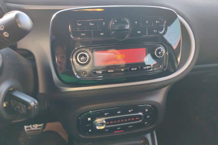 Used smart forfour 2016 1.0L 52 kW Passion Edition Audio And AC Panel