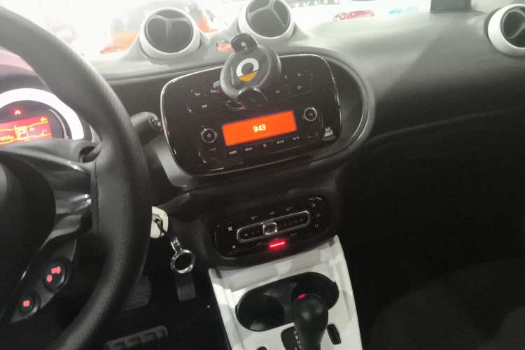 Used smart forfour 2016 1.0L 52 kW Dynamic Edition Audio And AC Panel