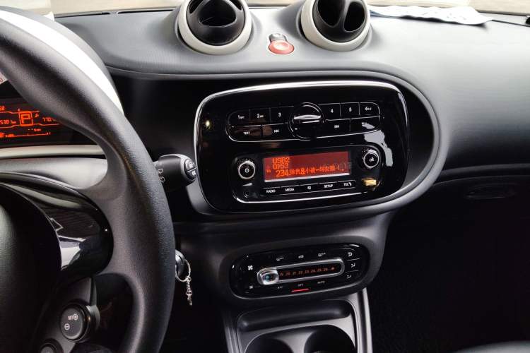 Used smart forfour 2016 1.0L 52 kW Dynamic Edition Audio And AC Panel