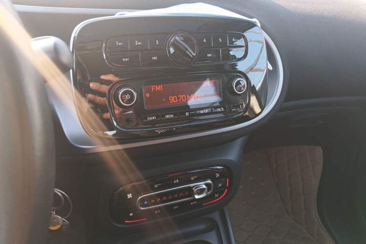 Used smart forfour 2016 1.0L 52 kW Passion Edition Audio And AC Panel