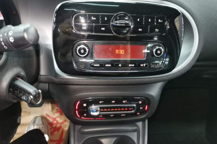 Used smart forfour 2016 1.0L 52 kW Passion Edition Audio And AC Panel
