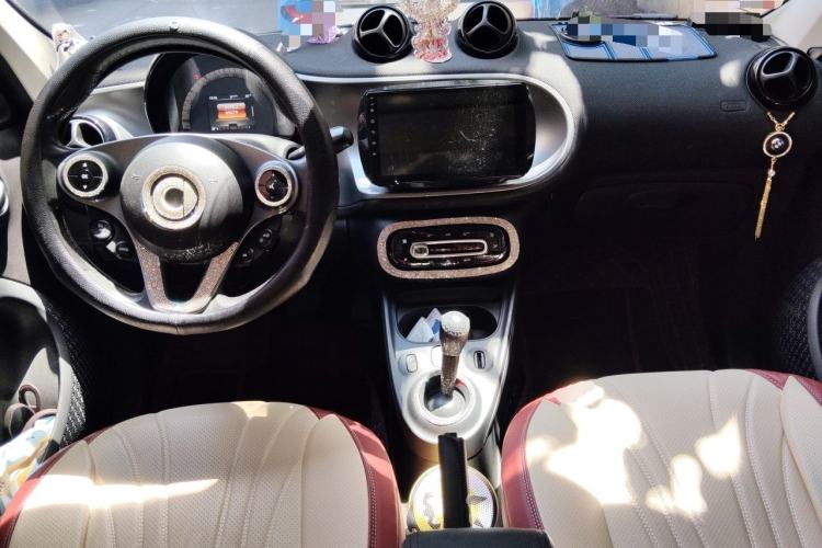 Used smart forfour 2016 1.0L 52 kW Passion Edition Center Console