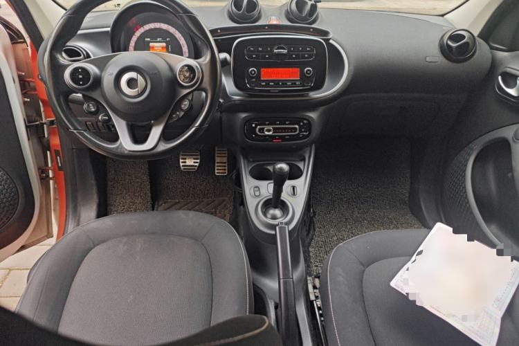 Used smart forfour 2016 1.0L 52 kW Passion Edition Center Console