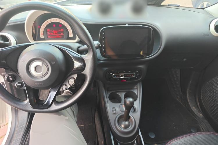 Used smart forfour 2016 1.0L 52 kW Dynamic Edition Center Console