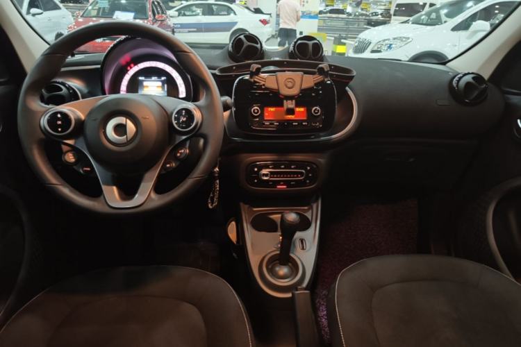 Used smart forfour 2016 1.0L 52 kW Passion Edition Center Console