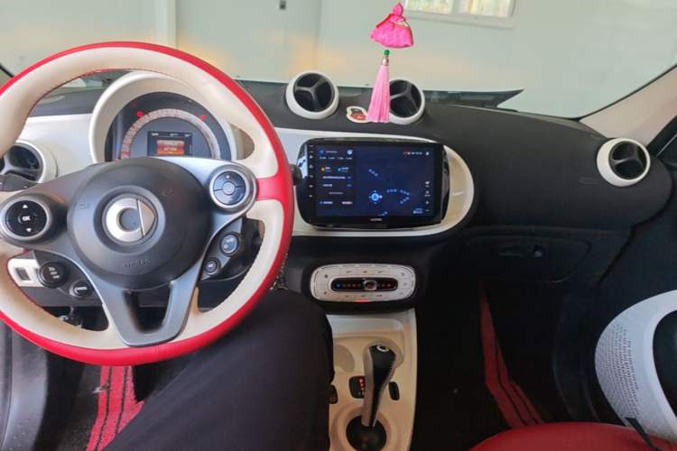 Used smart forfour 2016 1.0L 52 kW Passion Edition Center Console