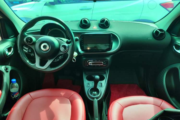 Used smart forfour 2016 1.0L 52 kW Passion Edition Center Console