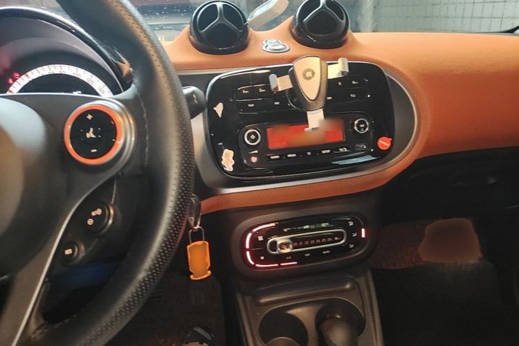 Used smart forfour 2016 1.0L 52 kW Passion Edition Center Console