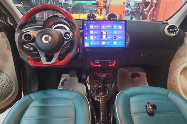 Used smart forfour 2016 1.0L 52 kW Passion Edition Center Console