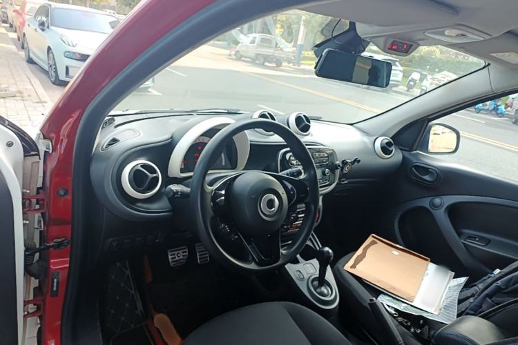 Used smart forfour 2016 1.0L 52 kW Dynamic Edition Center Console