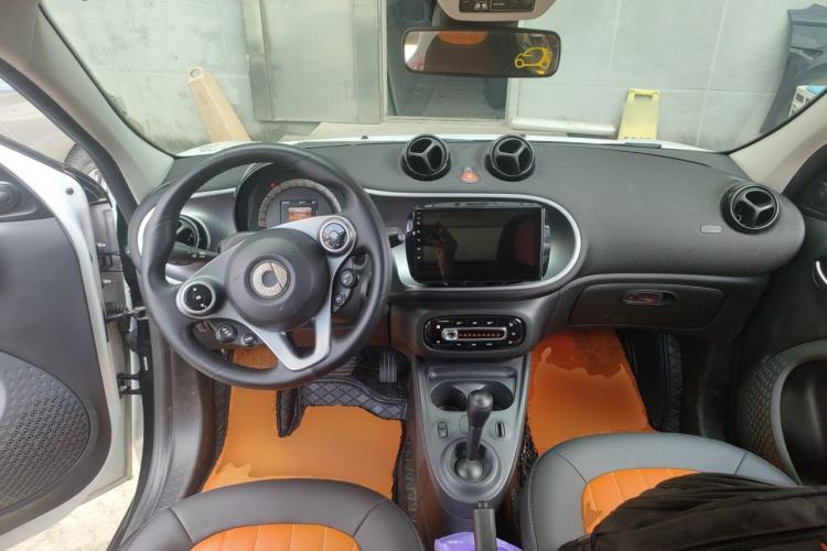 Used smart forfour 2016 1.0L 52 kW Passion Edition Center Console