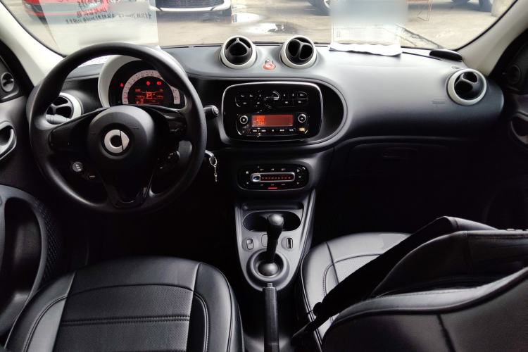 Used smart forfour 2016 1.0L 52 kW Dynamic Edition Center Console