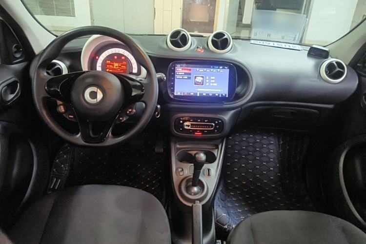 Used smart forfour 2016 1.0L 52 kW Dynamic Edition Center Console