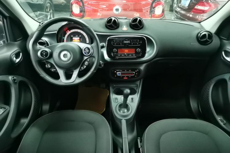 Used smart forfour 2016 1.0L 52 kW Passion Edition Center Console