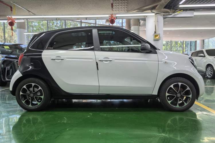 Used smart forfour 2016 1.0L 52 kW Passion Edition Exterior 3