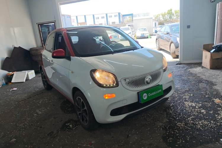 Used smart forfour 2016 1.0L 52 kW Passion Edition Front Right 45 Deg