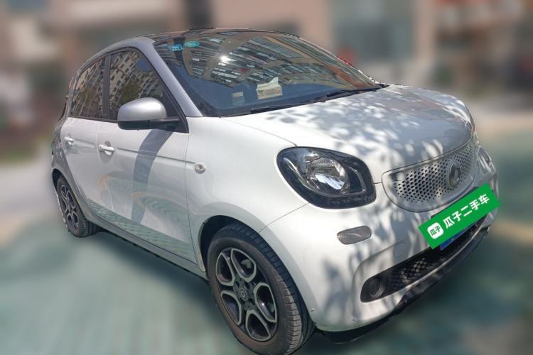 Used smart forfour 2016 0.9T 66 kW Pioneer Edition Front Right 45 Deg