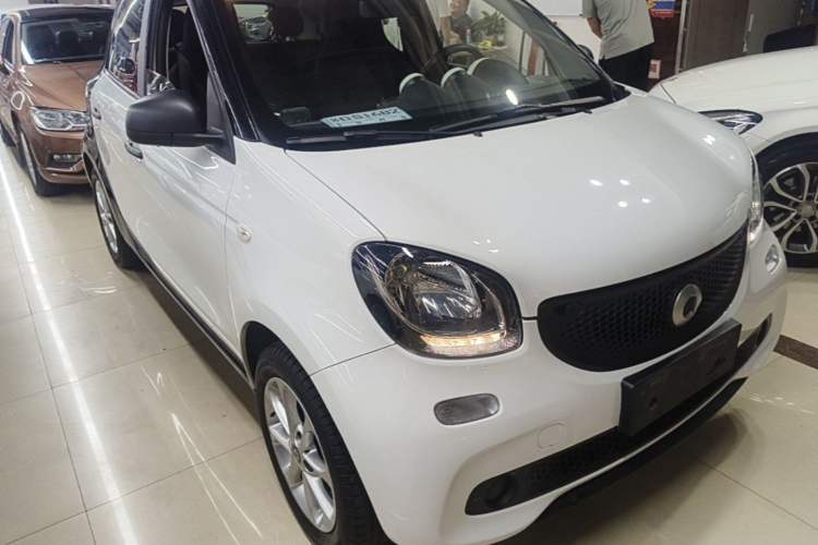 Used smart forfour 2016 1.0L 52 kW Dynamic Edition Front Right 45 Deg