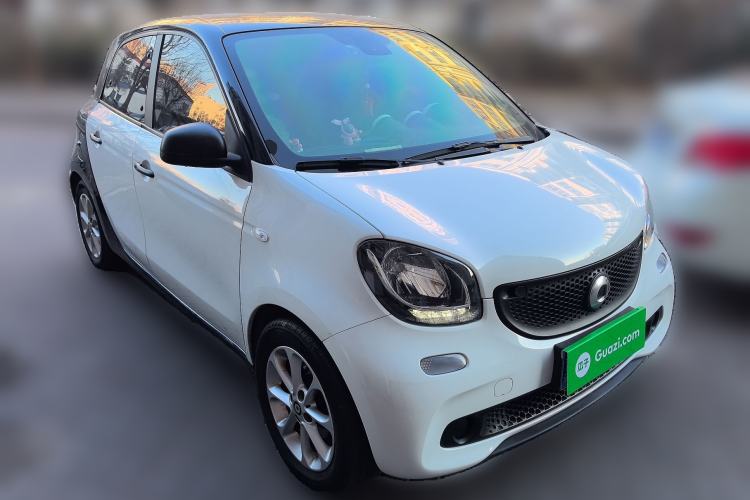Used smart forfour 2016 1.0L 52 kW Dynamic Edition Front Right 45 Deg