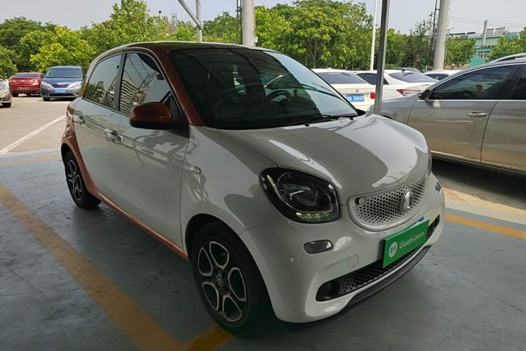 Used smart forfour 2016 0.9T 66 kW Pioneer Edition Front Right 45 Deg
