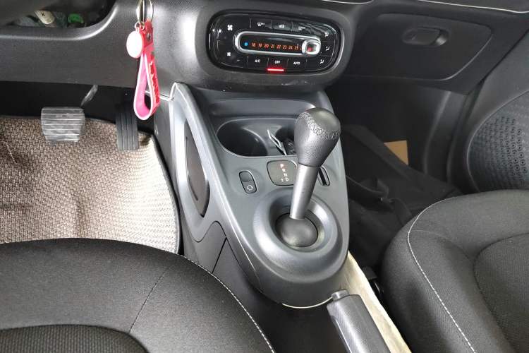 Used smart forfour 2016 1.0L 52 kW Passion Edition Gear Lever