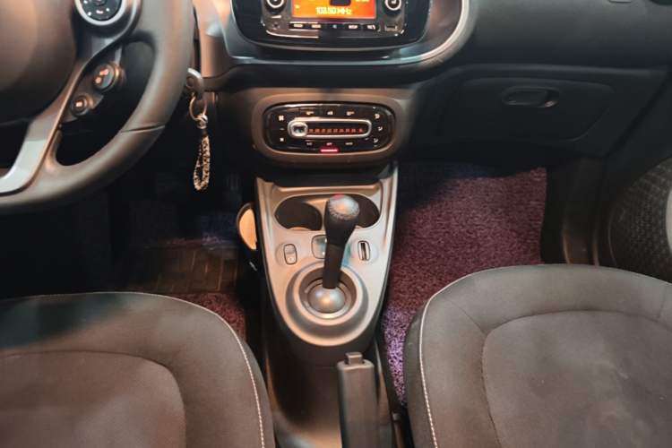 Used smart forfour 2016 1.0L 52 kW Passion Edition Gear Lever