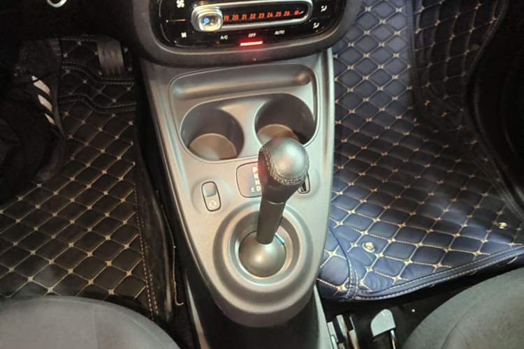 Used smart forfour 2016 1.0L 52 kW Dynamic Edition Gear Lever
