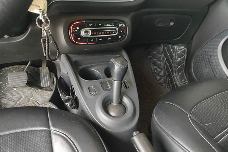 Used smart forfour 2016 0.9T 66 kW Pioneer Edition Gear Lever