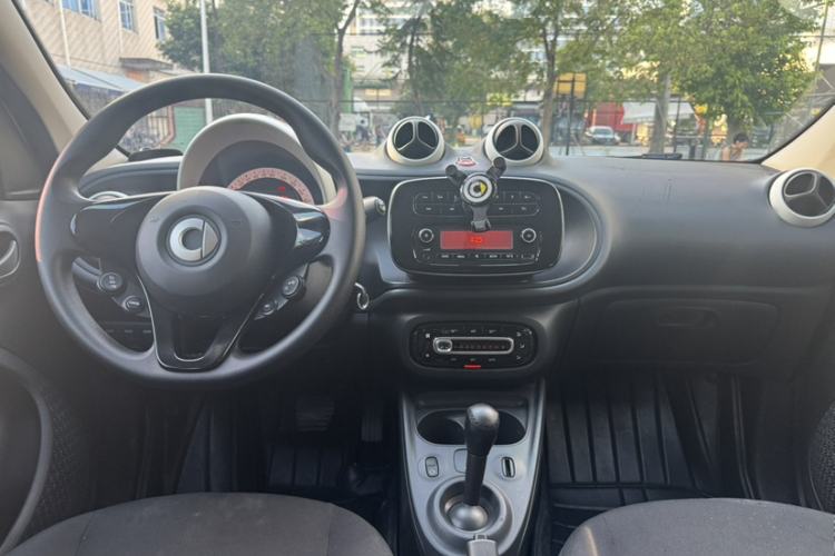 Used smart forfour 2016 1.0L 52 kW Dynamic Edition Interior 1