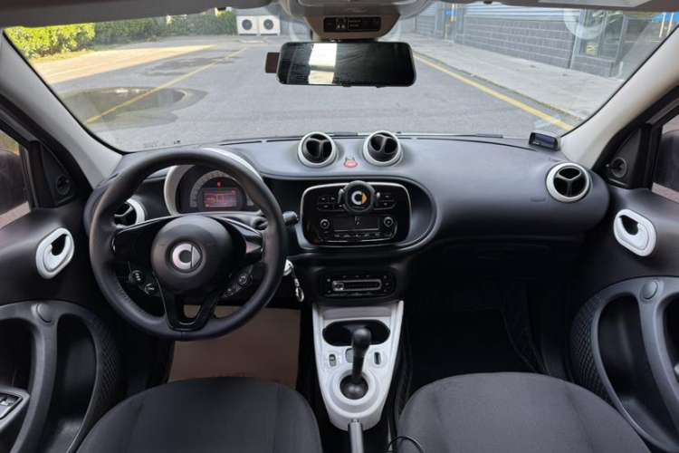 Used smart forfour 2016 1.0L 52 kW Dynamic Edition Interior 1