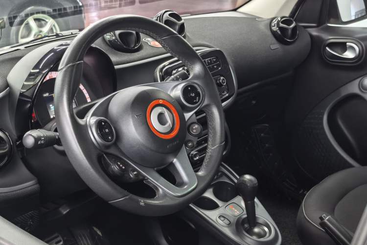 Used smart forfour 2016 1.0L 52 kW Passion Edition Interior 2
