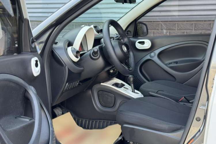 Used smart forfour 2016 1.0L 52 kW Dynamic Edition Interior 2