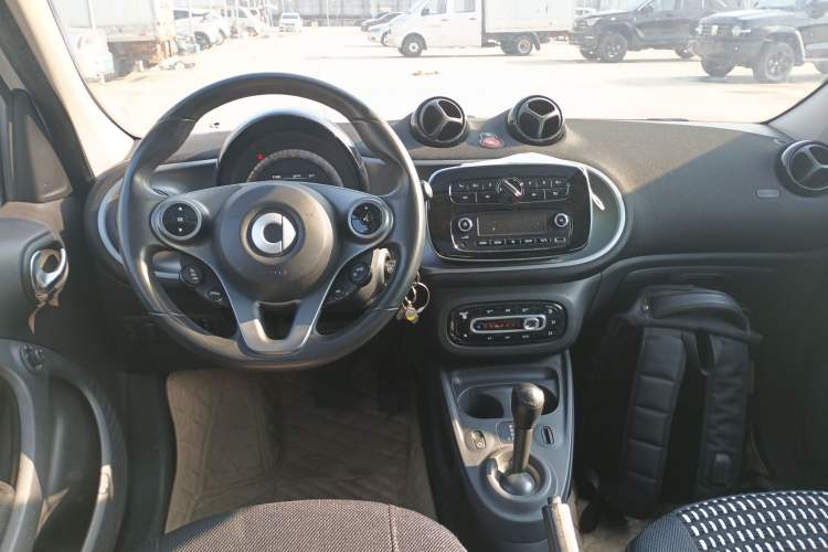 Used smart forfour 2016 1.0L 52 kW Passion Edition Interior 2