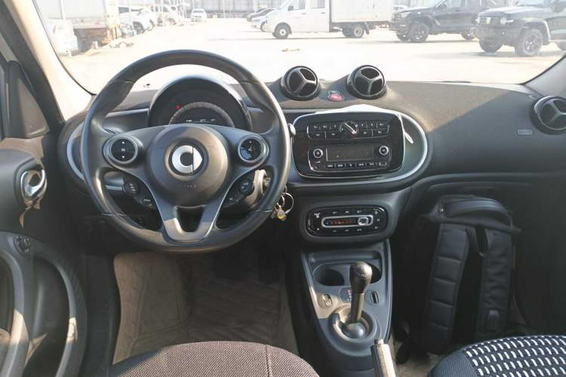 Used smart forfour 2016 1.0L 52 kW Passion Edition Interior 2